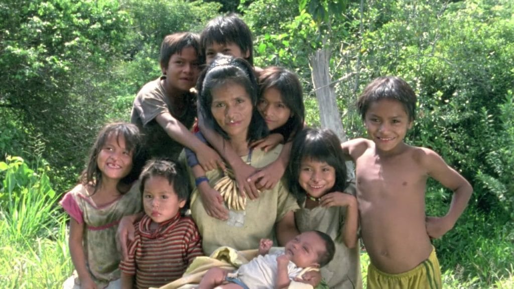 If you wanna learn Spanish with music, listen to "Latinoamérica" by calle 13. This is one of the scenes from the video, highlighting a family.